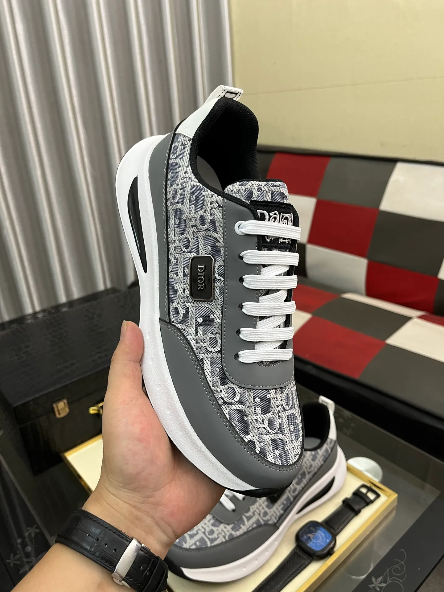 Men's men's shoes💰440⌚️⌚️Dior original quality.~ Unique modern style sneakers. 🏃A must-have casual shoe for trendy men😍😍 Original brand imported from Italy, imported original leather, sheep lining (refuses to discolor and grind feet) Sole: Original sole provided by the original factory, French lazy style design ⚠️Fit to the feet, original quality, super comfortable original sole. Just like shooting the real thing 🎬The real thing is better, code number: 38-443️⃣colors available